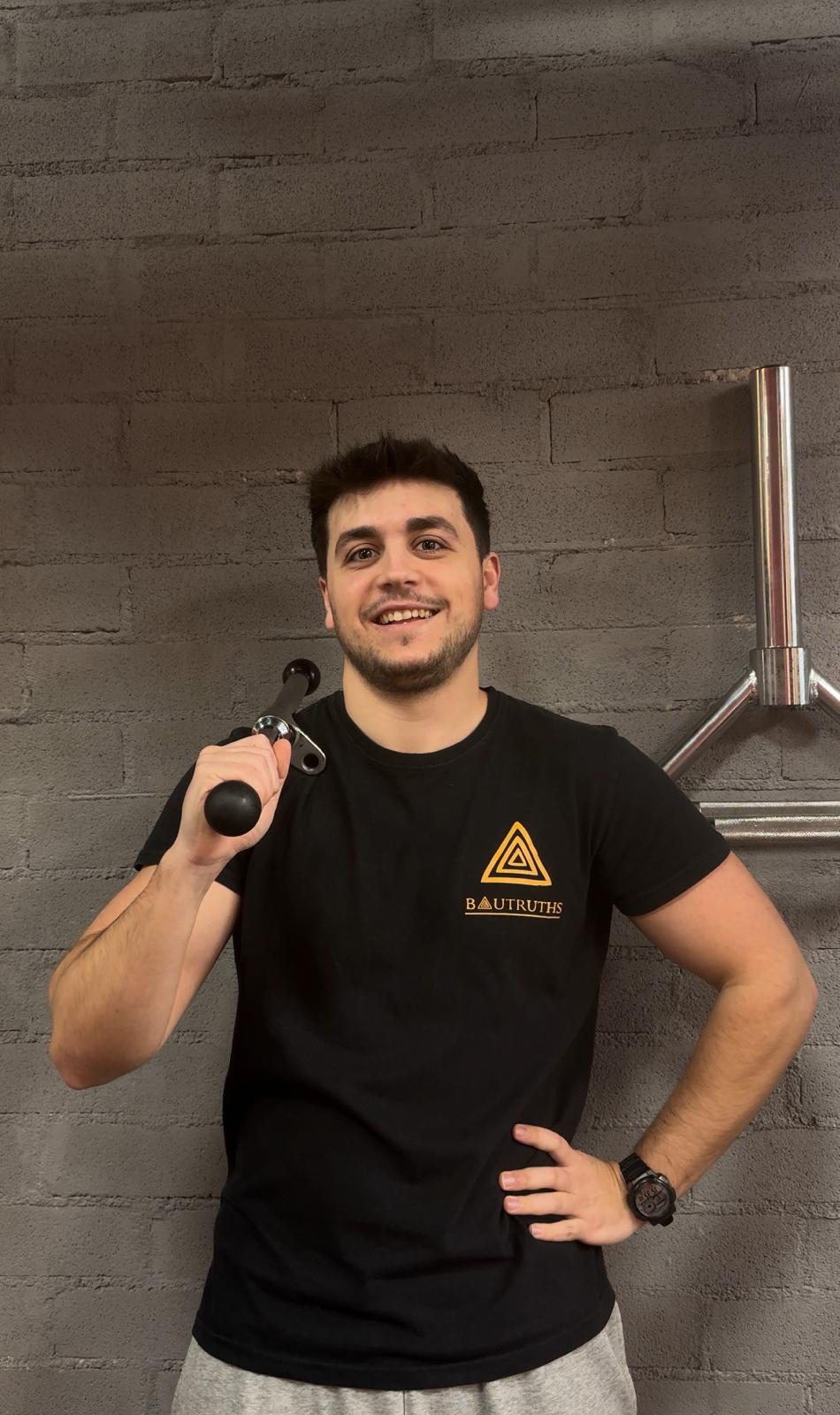 Samuel Rodríguez Baudru en el gimnasio, con la camiseta de BAUTRUTHS